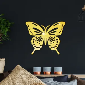 Gedetailleerd close-up van de gouden acryl holle vlinder muursticker met glanzende textuur.