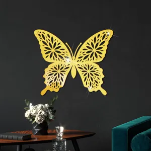 Acryl spiegel holle vlinder muursticker detail dat prachtige gouden textuur toont.