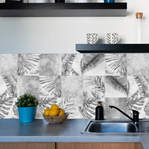 Vista dettagliata di adesivo da parete per cucina con foglie tropicali e design in cemento.
