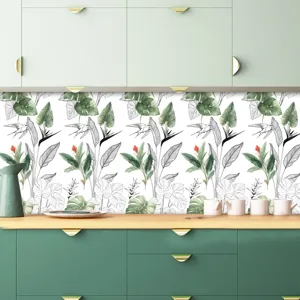 Vista dettagliata di adesivo murale botanico in cucina moderna, carta da parati tropicale.