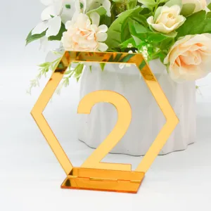 Goldene Acryl Tischnummer zwei Detailaufnahme für Hochzeitsfeier Dekoration Display.