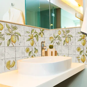 Vista di dettaglio dell'adesivo per piastrelle limoni, ideale per cucina e bagno rinnovamento.