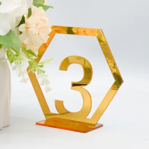 Detailansicht des goldenen Acryl-Tischkastenschilds mit Spiegeloberfläche für Hochzeit.