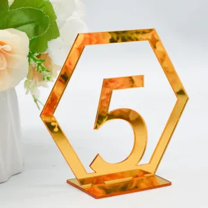 Gold Acryl Tischnummer 5 Detailansicht, moderne hexagonale Hochzeitsdekoration mit Standfuß.
