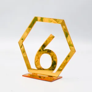 Goldener Acryl Tisch Nummer 6 Schild, moderne Hochzeits Sechseck Display Stand Detail.