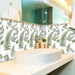 Vista dettagliata di adesivi per piastrelle con motivo a felce verde in un bagno moderno.