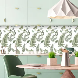 Dettaglio adesivo murale cucina, motivo foglia di felce verde piastrella adesiva.