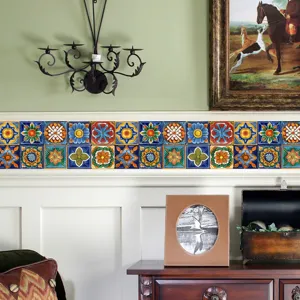 Marokkanischer Fliesenaufkleber Detailansicht, bunte geometrische Blumenmuster an der Wand.