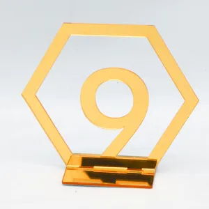 Detailansicht des goldenen Acryl Tischnummernschildes sechseckige Hochzeitsdekoration.