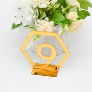 Goldenes Acryl Tischnummer 9 Schild, hexagonale Hochzeitsdekoration Tischdeko Detail-Ansicht.