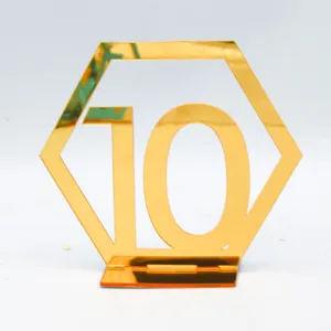 Gold Acryl Tischnummer 10 Detailansicht, elegante Hochzeitsdeko Schild geometrisch.