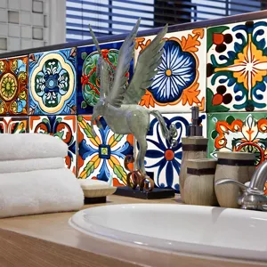 Marokkanische Fliesen-Wandaufkleber Detail mit lebendigen Blumenmustern im Badezimmer.