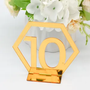 Nahaufnahme der goldenen Spiegel Acryl Tischnummer 10 im Sechseck Design Hochzeitsdeko.
