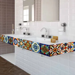 Detailansicht der marokkanischen Fliesenaufkleber mit bunten Mustern am Waschbecken.