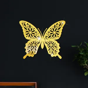 Detailweergave van gouden acryl spiegel holle vlinder muursticker voor de slaapkamer.
