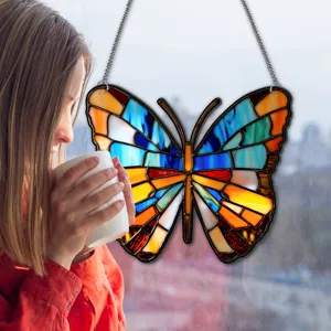 Glas-in-lood vlinder raamdecoratie hangend met metalen ketting voor stijlvolle binnenmuur.