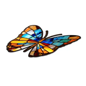 Gedetailleerd uitzicht van kleurrijke glas-in-lood vlinder wanddecoratie voor thuis.