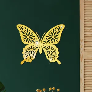 Gouden acryl holle vlinder wandspiegel sticker detail scène voor stijlvolle kamerdecor.