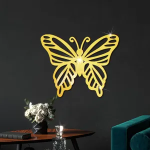 Gedetailleerd overzicht van de grote gouden acryl spiegel holle vlinder muursticker in kamer.