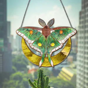 Prachtig gedetailleerd close-up van de glas-in-lood maanvlinder hangende wanddecoratie.