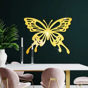 Gouden acryl spiegel holle vlinder muursticker detail, elegante slaapkamer decoratie.