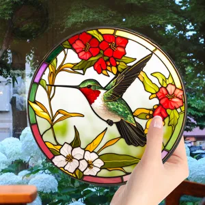 Gedetailleerd zicht op een prachtige kleurrijke kolibrie glas-in-lood wanddecoratie kunst.