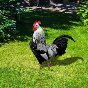 Vue détaillée du piquet de jardin coq réaliste montrant une texture vibrante et un style déco.
