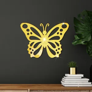 Gouden acryl spiegel holle vlinder muursticker detail, elegante slaapkamer decoratie stijl.