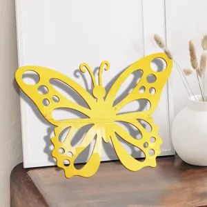 Gele acryl gespiegelde holle vlinder muursticker, elegant interieurdecoratiedetail.