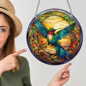 Kleurrijke gebrandschilderde glas kolibrie wanddecoratie gedetailleerd shot toont mooie tinten.