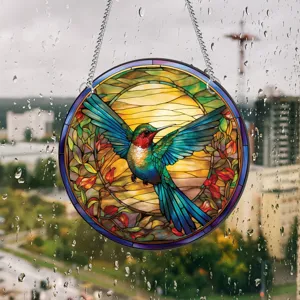 Gedetailleerde opname van een kleurrijke glas-in-lood kolibrie hangend ornament.