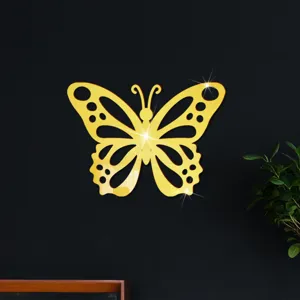 Gedetailleerd uitzicht op gouden acryl spiegel holle vlinder muursticker voor thuis.