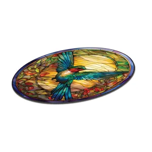 Detail van kolibrie wandkunst in glas-in-loodstijl met kleurrijke bloemmotieven en levendige texturen.