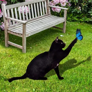 Piquet de jardin extérieur décoratif avec un chat noir et un papillon bleu sur la pelouse.