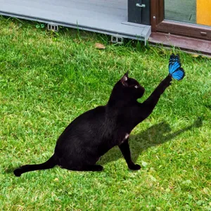 Piquet de jardin en metal chat noir et papillon pour decoration exterieure de pelouse.