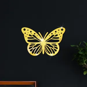 Gouden acryl spiegel holle vlinder muursticker detail, elegante slaapkamer wanddecoratie.