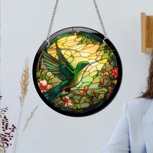Gedetailleerd uitzicht van ronde gebrandschilderde glas kolibrie hangende wanddecoratie.