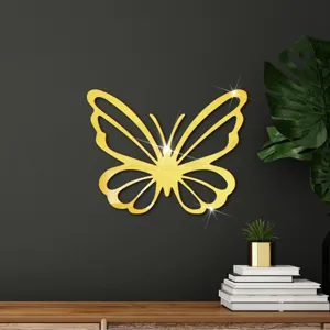 Goud acryl holle vlinder muursticker detail, elegante spiegelreflexie voor huisdecoratie.