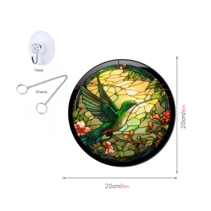 Gebrandschilderd glas kolibrie wanddecoratie rond 20cm met haak en ketting accessoires.