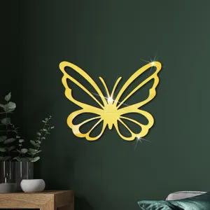 Gedetailleerd uitzicht op een grote gouden acryl spiegel vlinder muursticker voor decor.