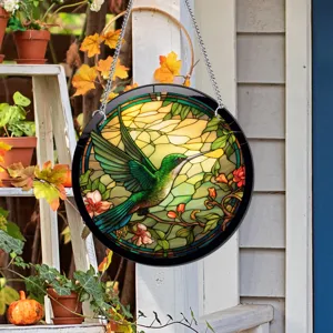 Gebrandschilderd glas kolibrie hangende wanddecoratie met kleurrijke ketting voor thuis.