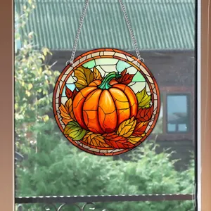 Dettaglio decorazione sospesa zucca autunnale in vetro colorato, bella vista finestra.