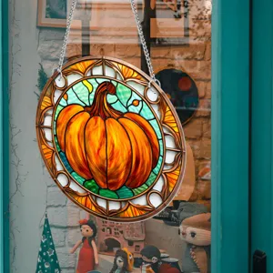 Decorazione da appendere alla finestra a zucca in vetro colorato con catena di metallo