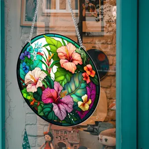 Decorazione da appendere alla finestra in vetro dritto con fiori tropicali colorati.
