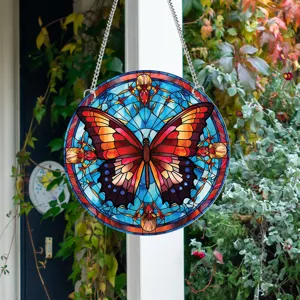Detailaufnahme der wunderschönen bunten Buntglas Schmetterling Hängedekoration mit Kette.