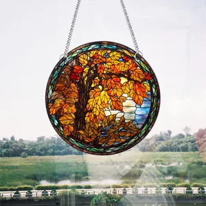Runder Buntglas-Fensterbehang mit lebendigem Herbstbaum-Laub und dekorativem Landschaftsmotiv.