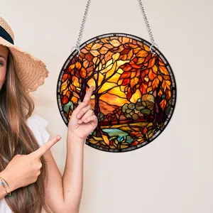 Detaillierter runder Buntglas-Herbstbaum-Fensterbehang mit lebendigem saisonalen Herbstlaub.