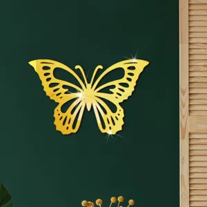 Gedetailleerd beeld van gouden acryl spiegel holle vlinder muursticker, elegante decor.