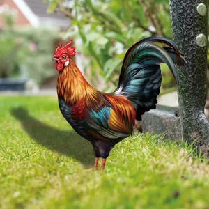 Gros plan sur le piquet de jardin coloré en forme de coq avec des plumes vives pour décoration.
