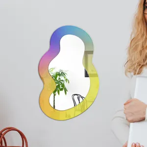 Miroir décoratif murale en acrilique coloré design irrégulier détail vue interieur.